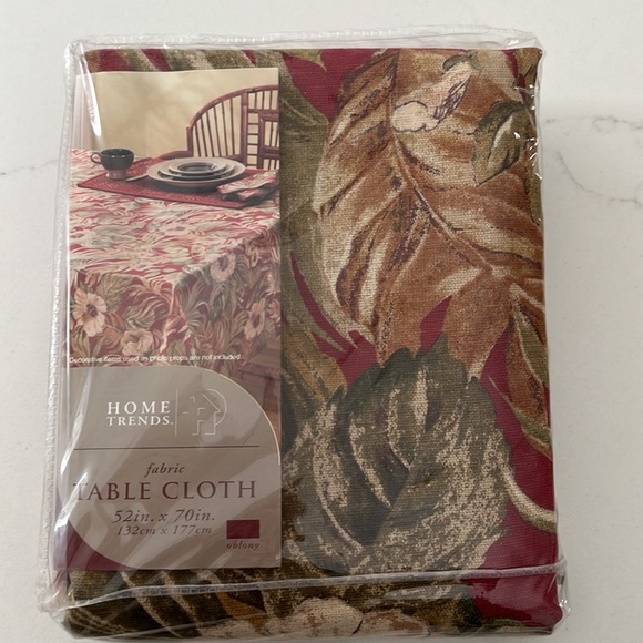 4 placemats and fabric tablecloth - Picture 2 of 4